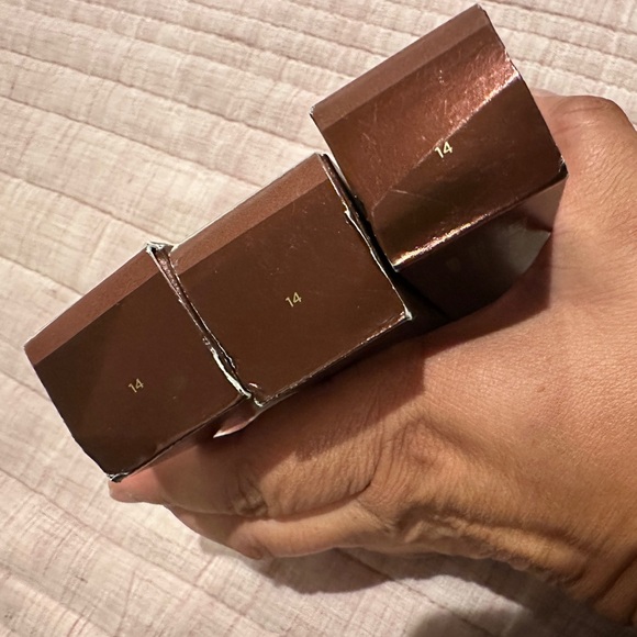 Hourglass Ambient Soft Glow Foundations - Picture 2 of 2